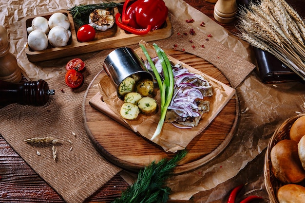 Stół z przystawkami i ziołami