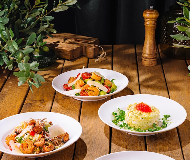 Trzy talerze z różnymi potrawami