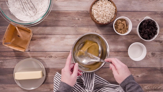 Ręce mieszające składniki w misce